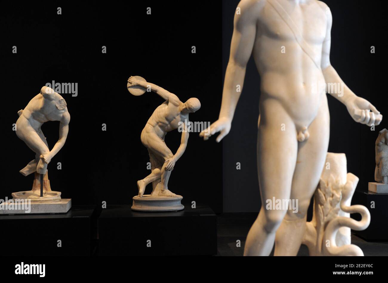 Statues du Discus Thrower (discobolus) et d'Apolo (r) au Musée Massimo de Rome, Italie, le 19 décembre 2011. Après des mois de travail et de recherche, les salles des 'sculptures idéale' du musée Massimo s'ouvrent avec une nouvelle exposition . Les chefs-d'œuvre des sculptures anciennes brillent maintenant une nouvelle lumière, dans un nouvel espace qui aide à comprendre leur valeur historique et émotionnelle. Le nouveau système d'exposition plonge les visiteurs dans la culture artistique de la Rome antique, qui a été inspirée par l'art de la Grèce antique. Ce palais du XIXe siècle dans le style néo-Renaissance abrite l'un des plus importés Banque D'Images