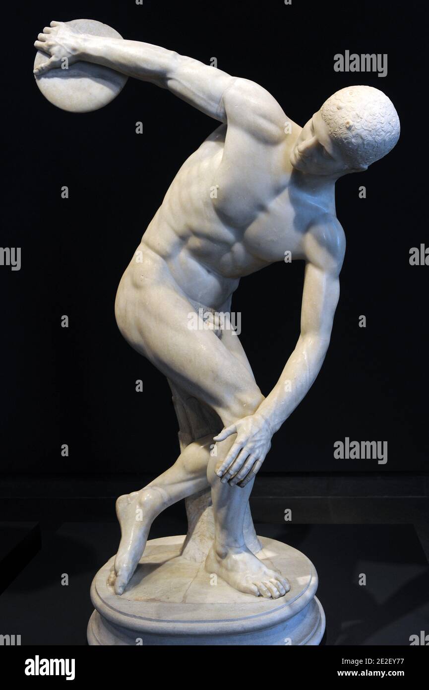 Statue du lanceur de Discus (discobolus) au Musée Massimo de Rome, Italie, le 19 décembre 2011. Après des mois de travail et de recherche, les salles des 'sculptures idéale' du musée Massimo s'ouvrent avec une nouvelle exposition . Les chefs-d'œuvre des sculptures anciennes brillent maintenant une nouvelle lumière, dans un nouvel espace qui aide à comprendre leur valeur historique et émotionnelle. Le nouveau système d'exposition plonge les visiteurs dans la culture artistique de la Rome antique, qui a été inspirée par l'art de la Grèce antique. Ce palais du XIXe siècle de style néo-Renaissance abrite l'une des plus importantes collections de Banque D'Images