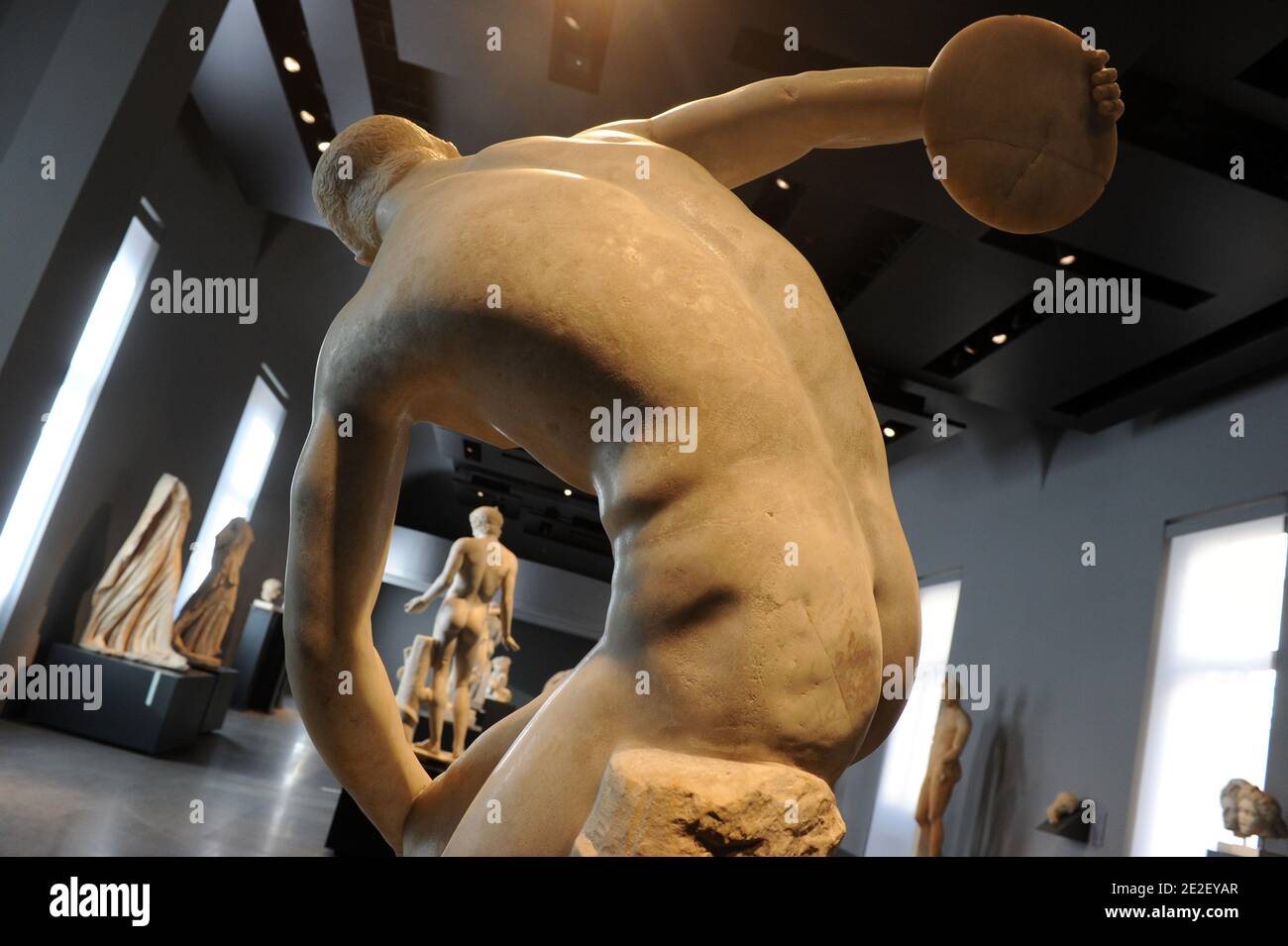 Statue du lanceur de Discus (discobolus) au Musée Massimo de Rome, Italie, le 19 décembre 2011. Après des mois de travail et de recherche, les salles des 'sculptures idéale' du musée Massimo s'ouvrent avec une nouvelle exposition . Les chefs-d'œuvre des sculptures anciennes brillent maintenant une nouvelle lumière, dans un nouvel espace qui aide à comprendre leur valeur historique et émotionnelle. Le nouveau système d'exposition plonge les visiteurs dans la culture artistique de la Rome antique, qui a été inspirée par l'art de la Grèce antique. Ce palais du XIXe siècle de style néo-Renaissance abrite l'une des plus importantes collections de Banque D'Images