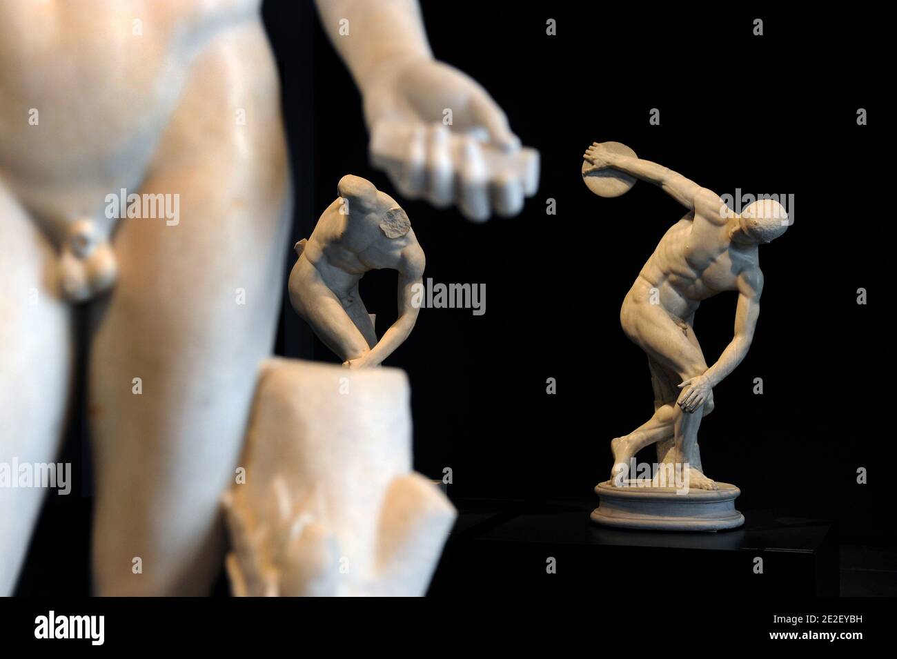 Statue du lanceur de Discus (discobolus) (r) au Musée Massimo de Rome, Italie, le 19 décembre 2011. Après des mois de travail et de recherche, les salles des 'sculptures idéale' du musée Massimo s'ouvrent avec une nouvelle exposition . Les chefs-d'œuvre des sculptures anciennes brillent maintenant une nouvelle lumière, dans un nouvel espace qui aide à comprendre leur valeur historique et émotionnelle. Le nouveau système d'exposition plonge les visiteurs dans la culture artistique de la Rome antique, qui a été inspirée par l'art de la Grèce antique. Ce palais du XIXe siècle de style néo-Renaissance abrite l'une des plus importantes collections Banque D'Images
