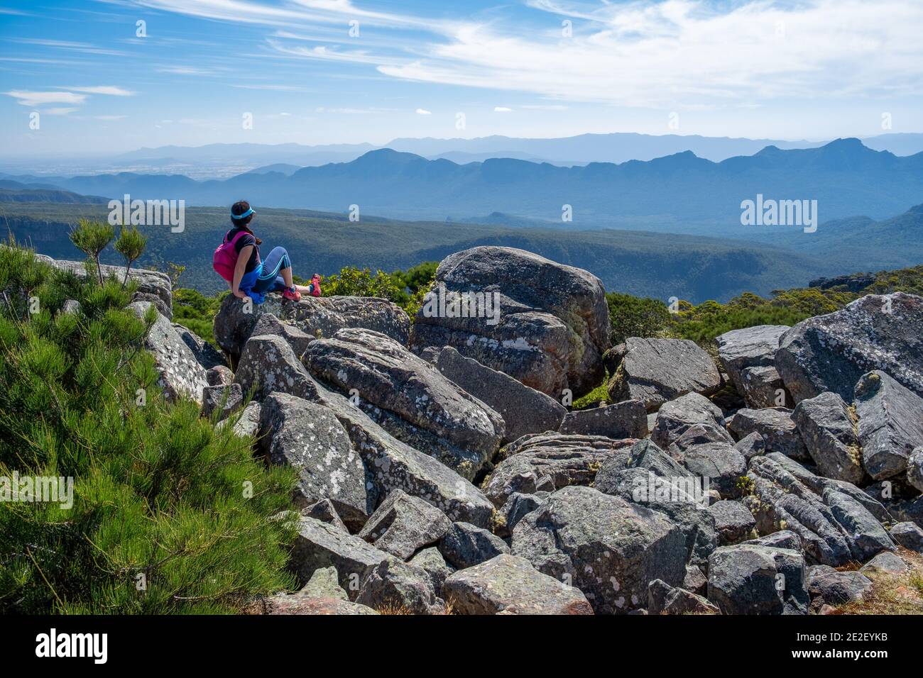 Femme avec petit sac à dos en admirant la vue sur les montagnes des Grampians, en Australie Banque D'Images