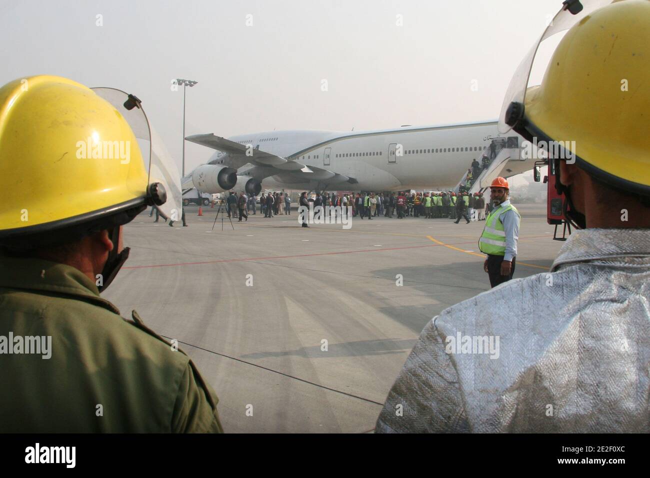 Les secouristes qui démontrent leurs compétences au cours d'un exercice à grande échelle à l'aéroport international d'Allama Iqbal. L'Autorité de l'aviation civile a organisé l'exercice pour vérifier l'adéquation de l'urgence de l'aéroport et de la situation du pays les forces pakistanaises se battent contre des terroristes récemment, des militants ont attaqué la base navale de Mehran à Karachi au Pakistan. À lahore, au Pakistan, le 29 décembre 2011. Photo Irfan Ali/ABACAPRESS.COM Banque D'Images