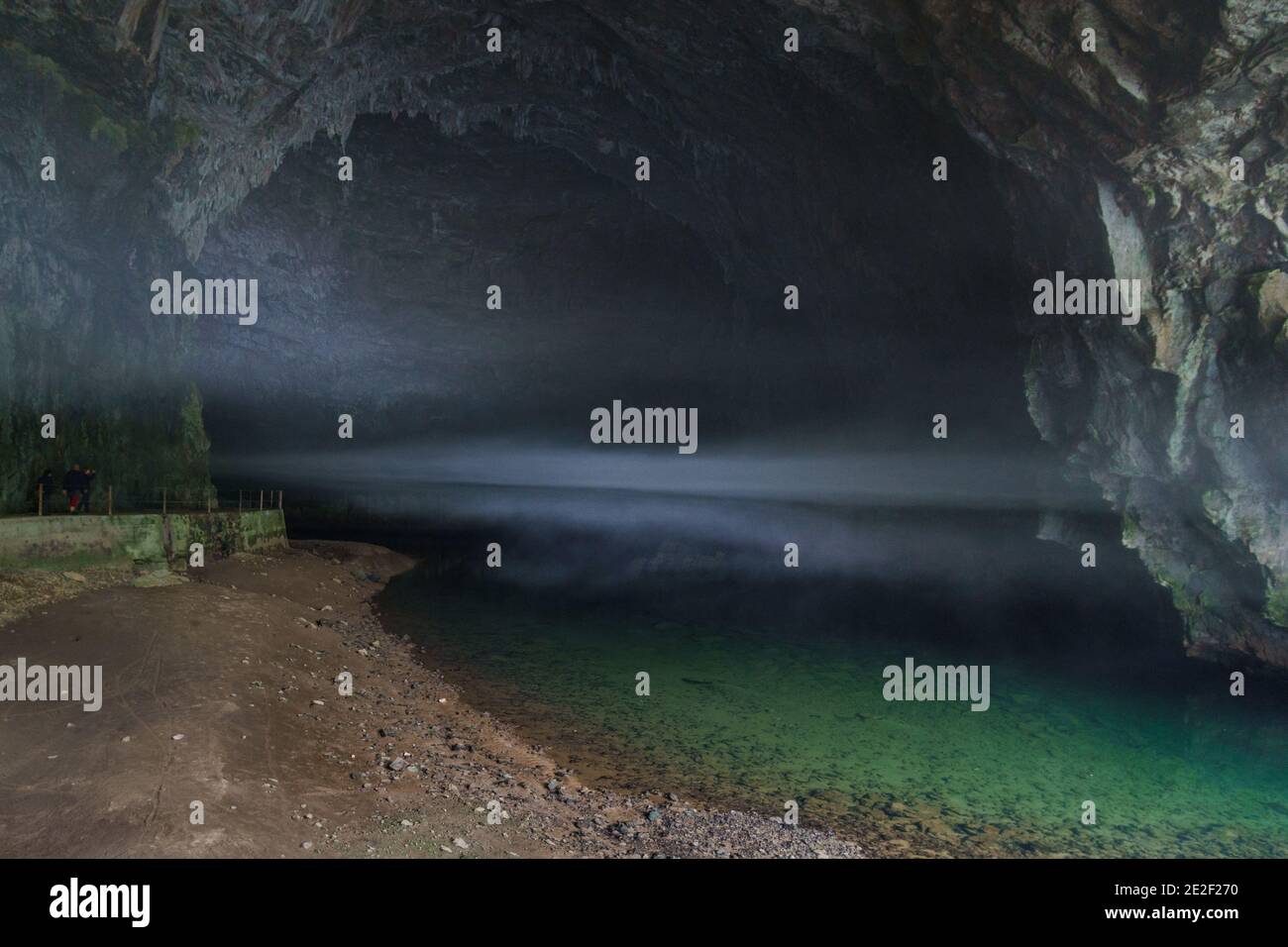 la rivière souterraine coule de la grotte avec du brouillard Banque D'Images