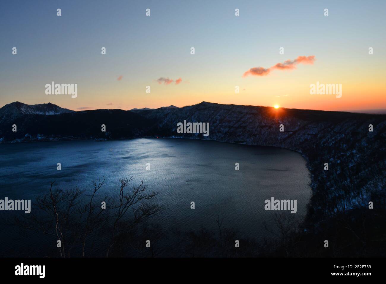 Lever du soleil sur le lac Mashū à Hokkaido, Japon. Banque D'Images