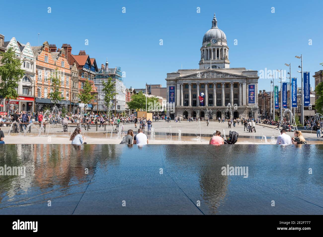 L'imposante Nottingham Council House se situe au-dessus du centre-ville de Nottingham, en toile de fond de la place du Vieux marché de Nottingham. Banque D'Images