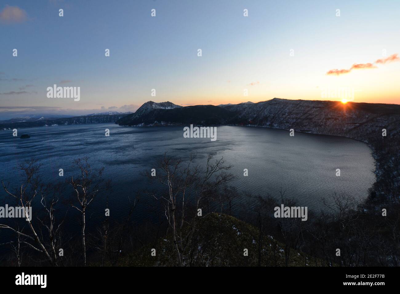 Lever du soleil sur le lac Mashū à Hokkaido, Japon. Banque D'Images