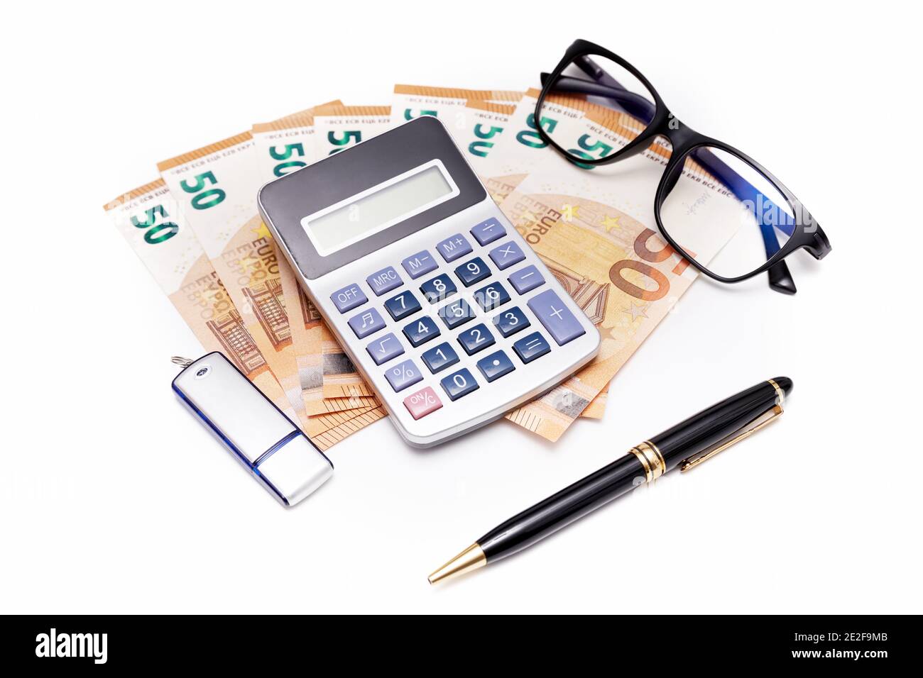 Gros plan de Euro notes, une calculatrice, un stylo et des lunettes isolés sur fond blanc Banque D'Images