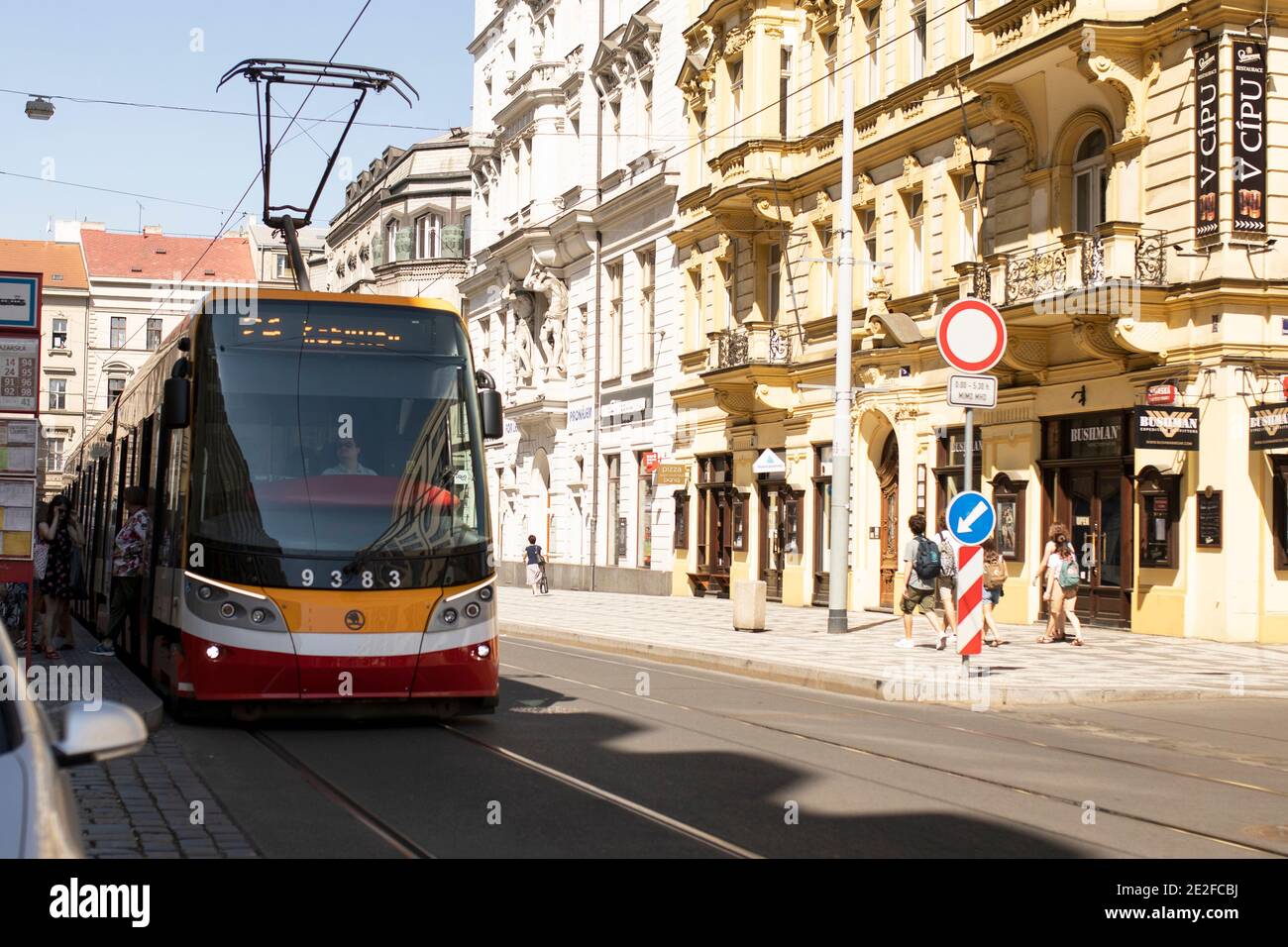 Un tramway s'arrête sur Jindřišská à Nove Mesto, Prague, Tchéquie. Banque D'Images