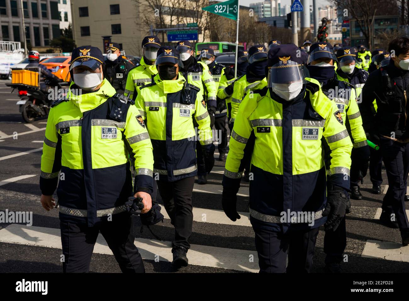 Séoul, Bucheon, Corée du Sud. 14 janvier 2021. La police remplit les rues devant la Cour suprême de Corée le jeudi 14 janvier 2021 en prévision des manifestations contre le président renversé Park Geun-hye, qui a été ranimé à 20 ans de prison et une amende de 18 milliard pour corruption qui a entraîné son impeachment en 2017. Credit: Jintak Han/ZUMA Wire/Alay Live News Banque D'Images