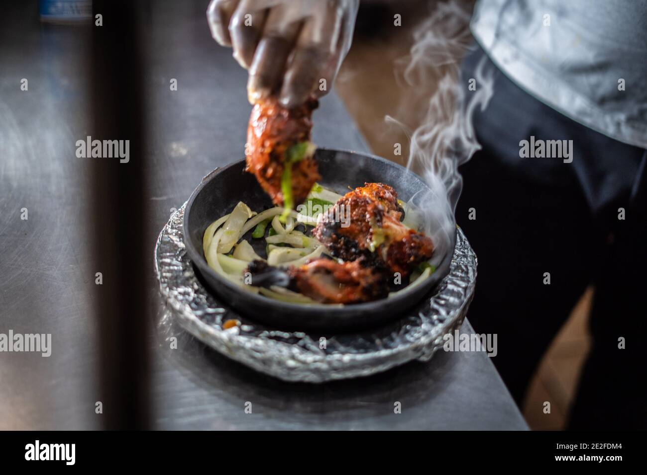 Plateau de kebab indien dans un plat de grésillement chaud Banque D'Images