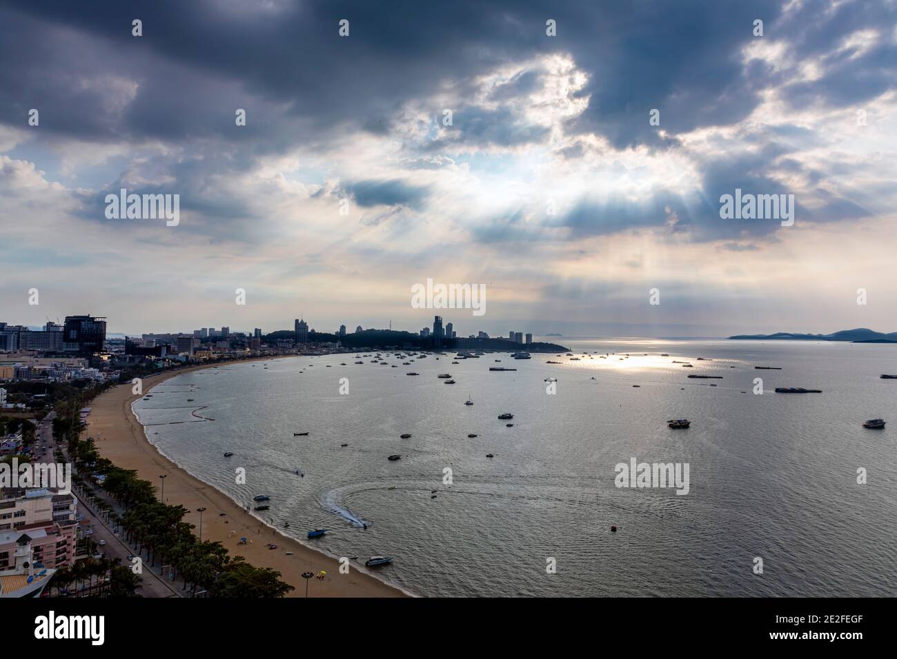 Le soir, reflet de la lumière du soleil sur la mer à Pattaya, Chon Buri, Thaïlande Banque D'Images
