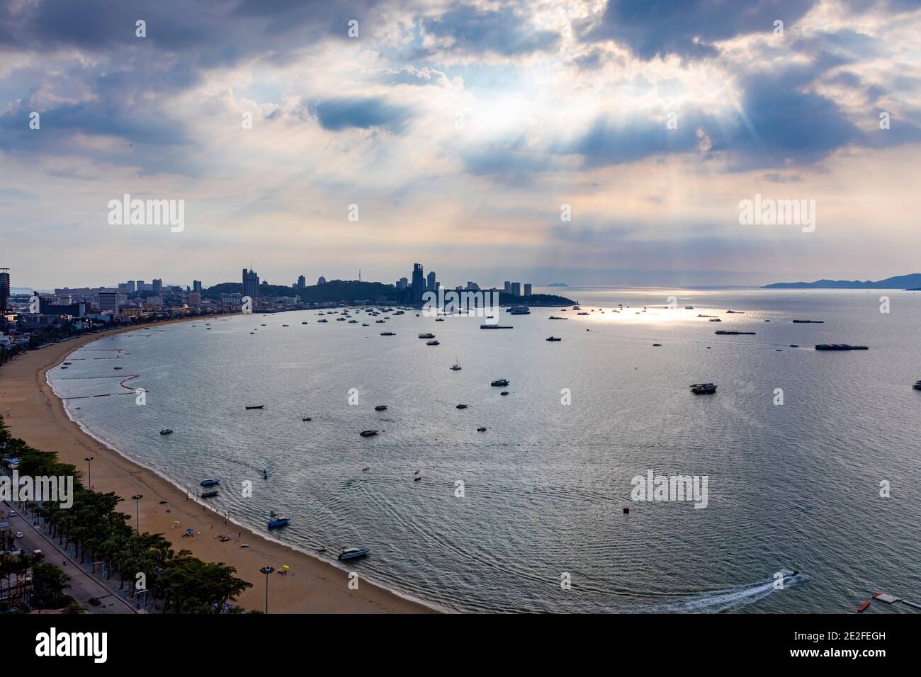 Le soir, reflet de la lumière du soleil sur la mer à Pattaya, Chon Buri, Thaïlande Banque D'Images