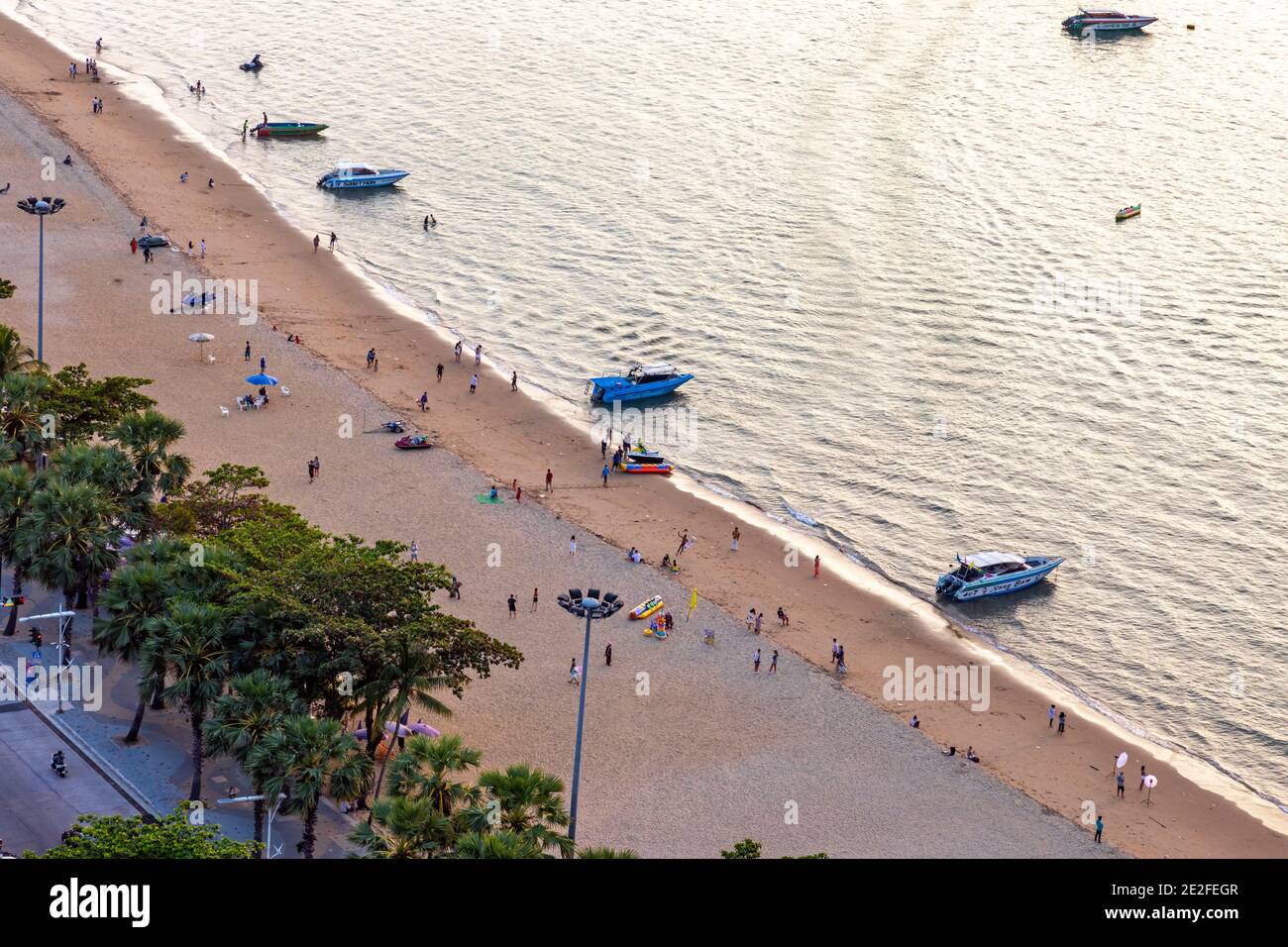 Scène de plage en soirée, Pattaya, Chon Buri, Thaïlande Banque D'Images