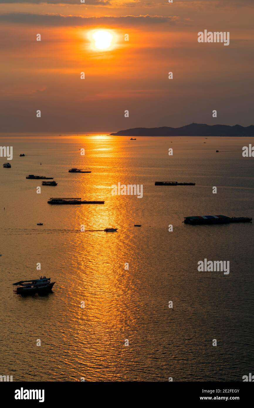 Coucher de soleil sur la mer à Pattaya, Chon Buri, Thaïlande Banque D'Images