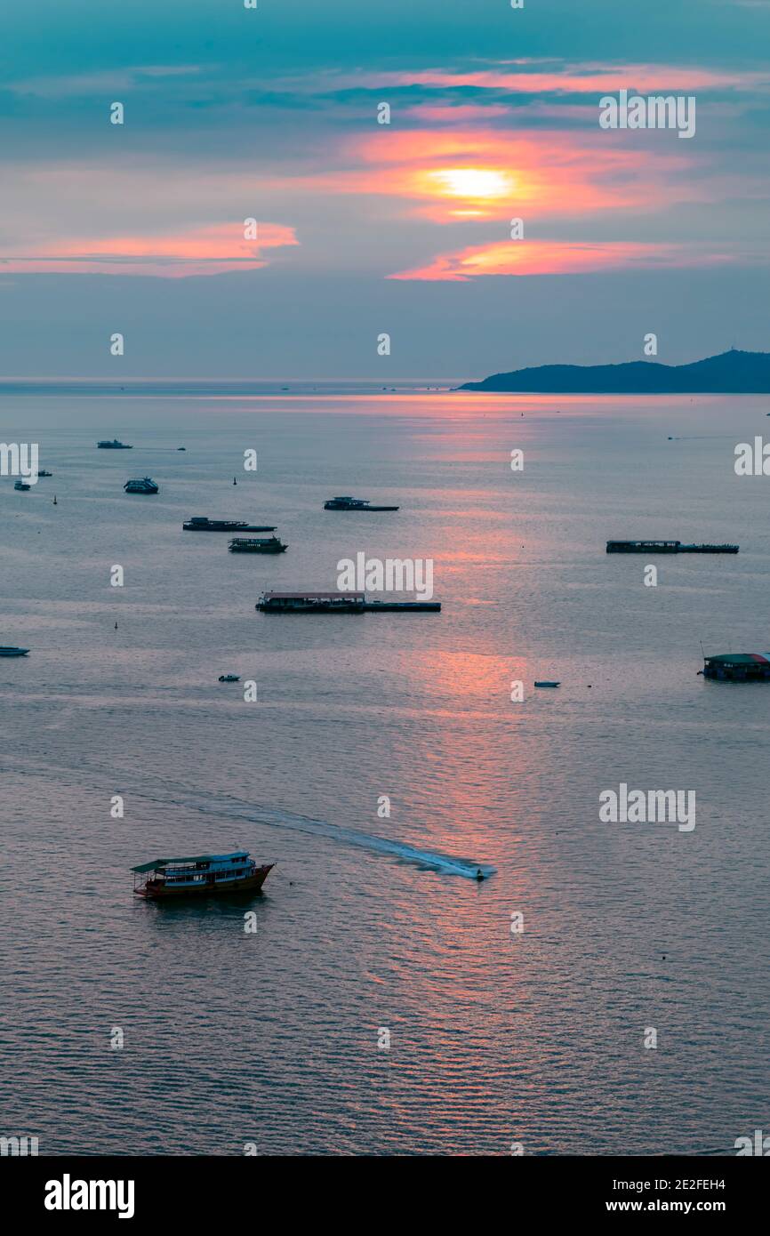 Coucher de soleil sur la mer à Pattaya, Chon Buri, Thaïlande Banque D'Images