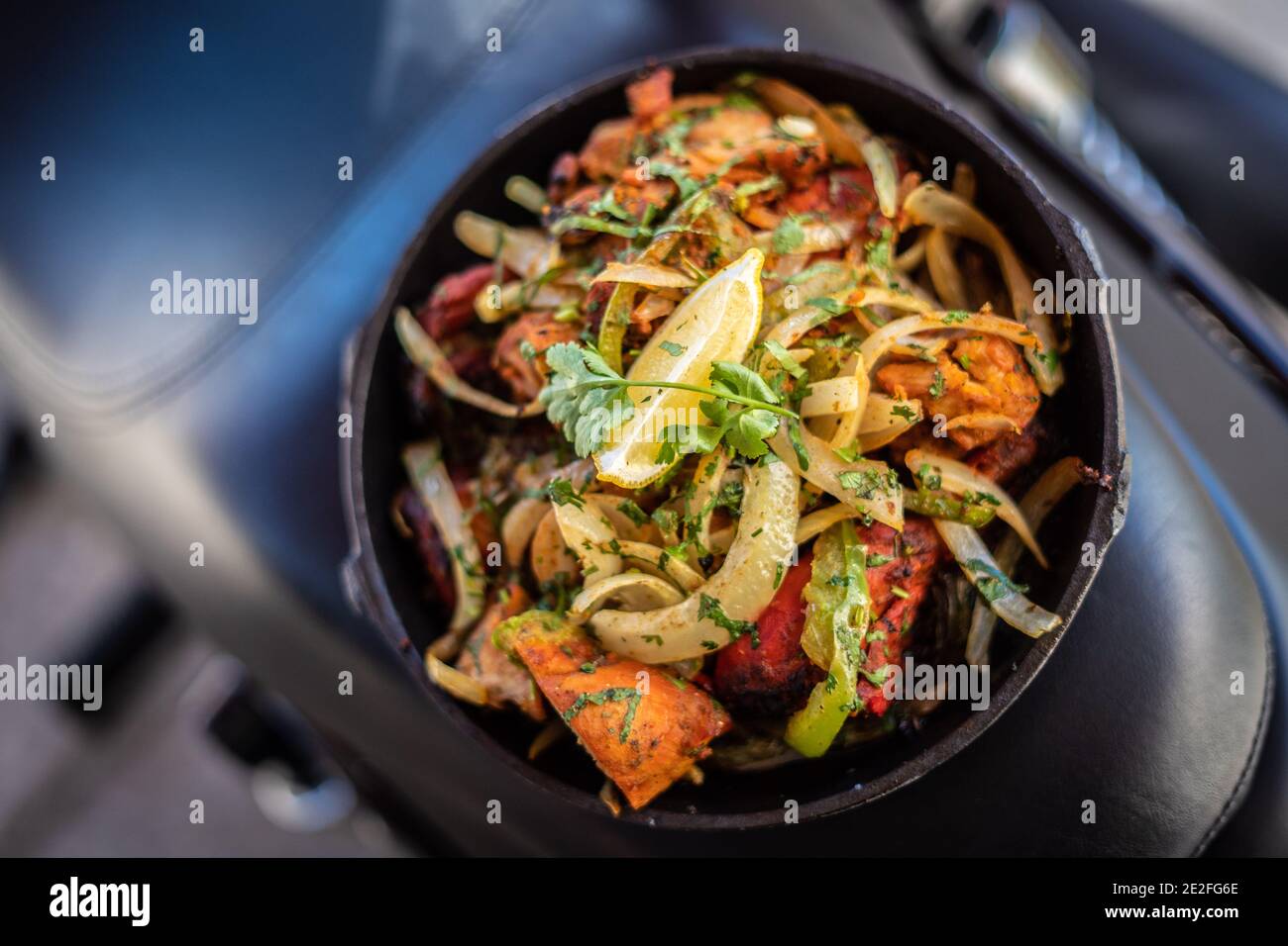 Plateau de kebab indien dans un plat de grésillement chaud Banque D'Images