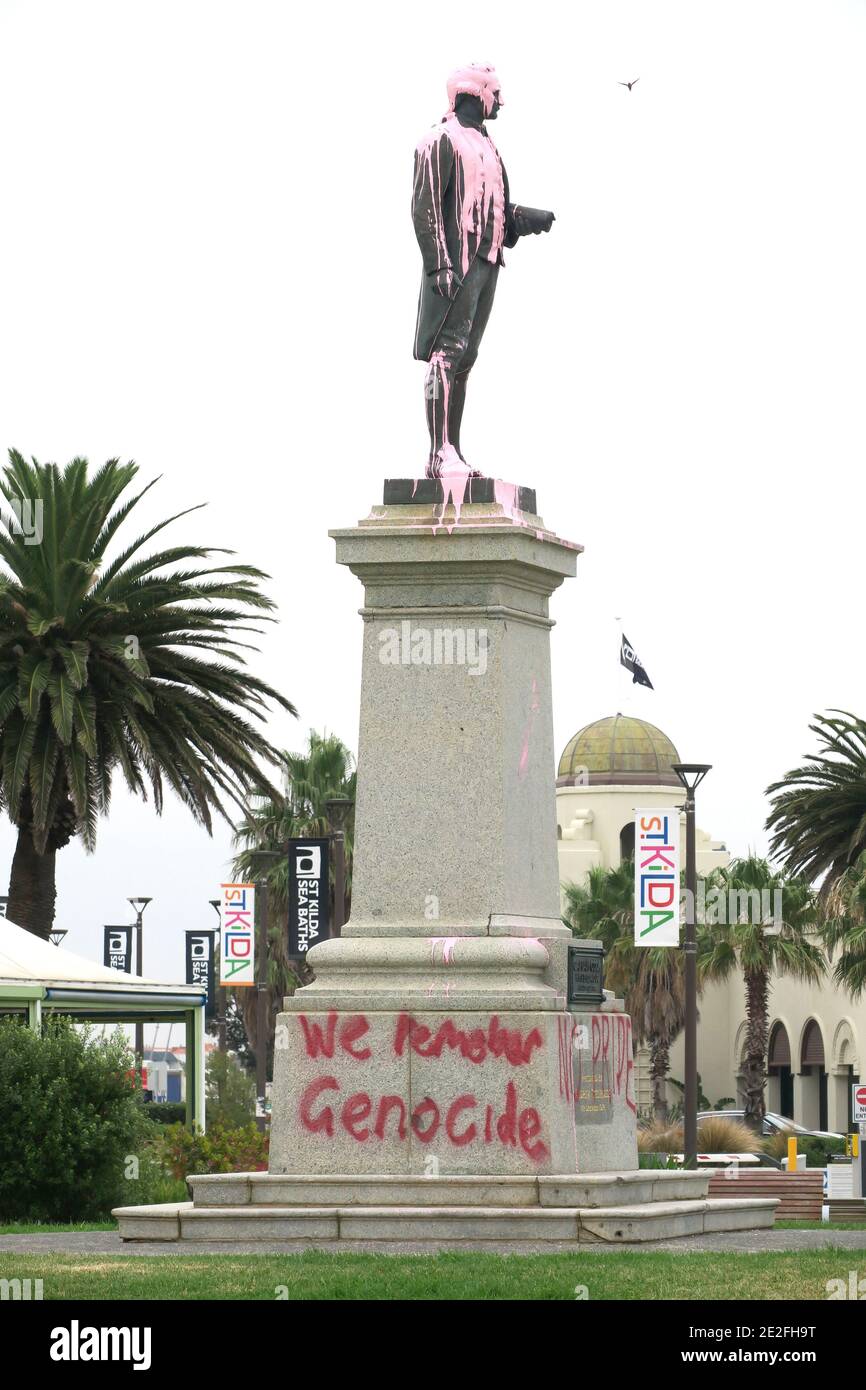 Fête de l'Australie le 26 2018 janvier : la statue du capitaine Cook, dans la banlieue de Melbourne de St Kilda, est éclaboussé de peinture rose par les manifestants du « jour de l'invasion ». Banque D'Images