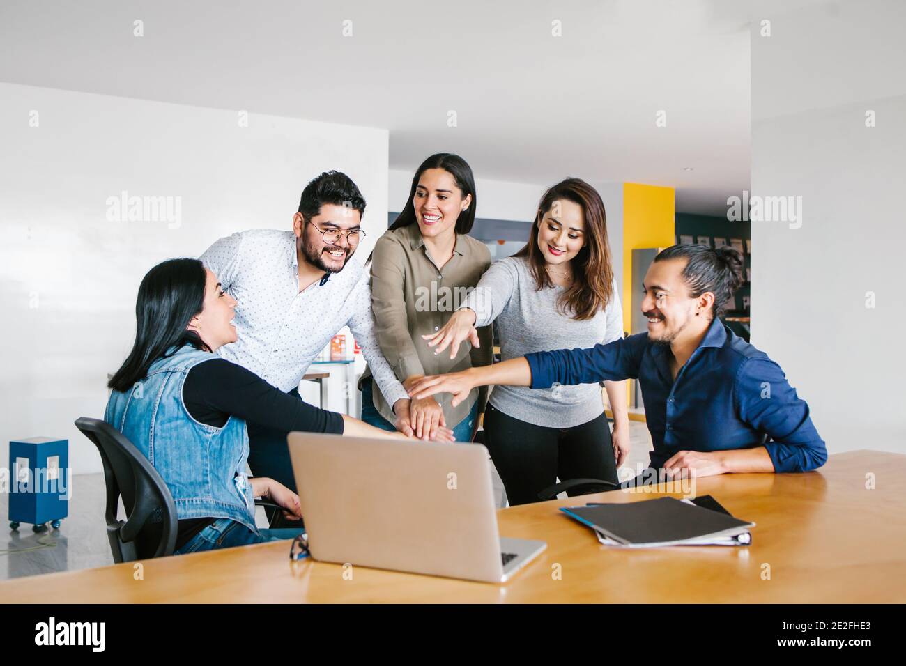 Groupe de gens d'affaires latins travaillant ensemble comme un travail d'équipe tout en étant assis au bureau dans un bureau créatif À Mexico Banque D'Images Groupe de gens d'affaires latins travaillant ensemble comme un travail d'équipe tout en étant assis au bureau dans un bureau créatif À Mexico Banque D'Images