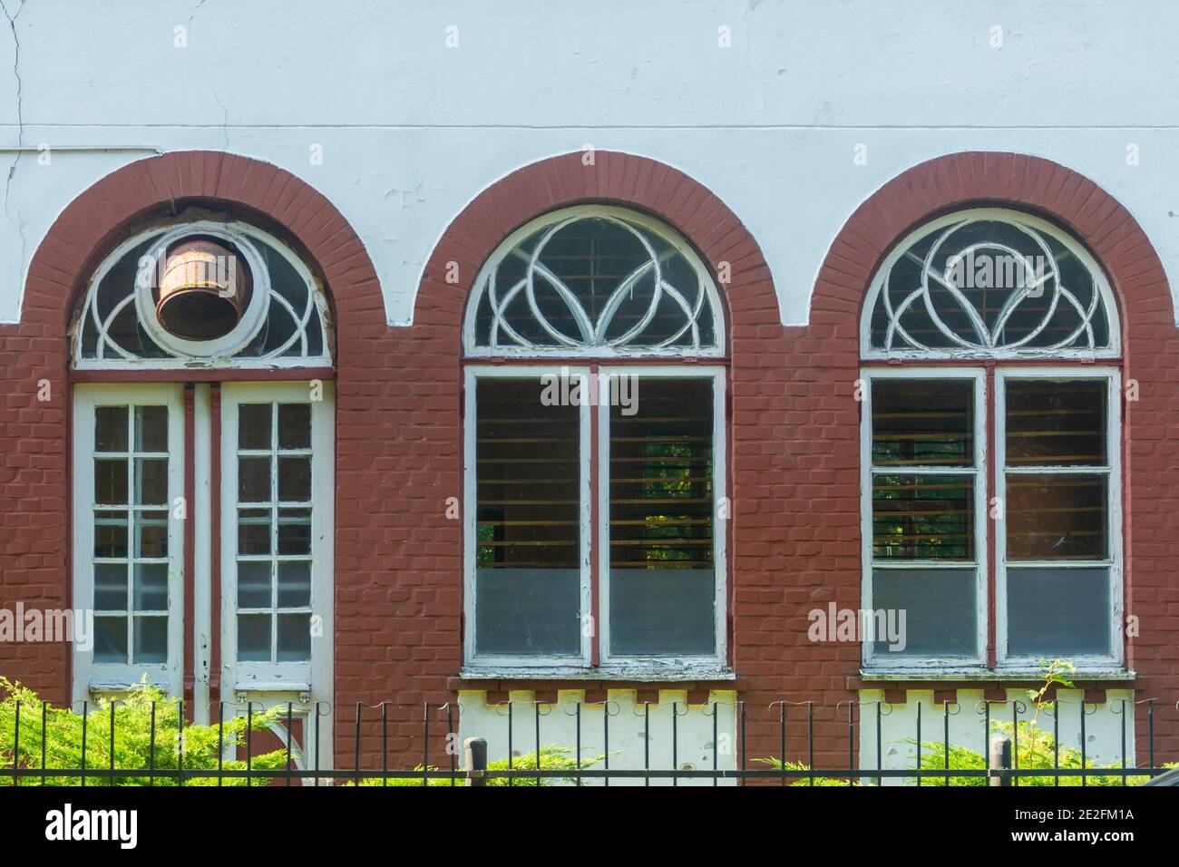 Trois anciennes fenêtres voûtées avec des cadres en bois. Vieille peinture pelée sur la façade et les volets. Fenêtre rétro dans l'architecture du siècle dernier. Mise au point sélective, b Banque D'Images