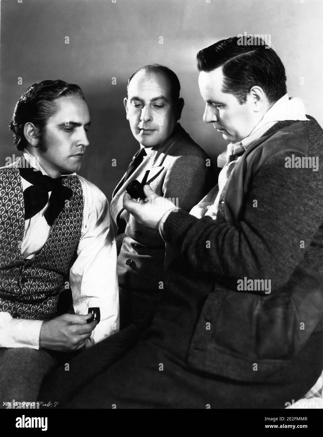 MARCHE FREDRIC en costume comme Jean Valjean SIR CEDRIC HARDWICKE et le directeur RICHARD BOLESLAWSKI inspecter leurs tuyaux de tabac sur le terrain Candid pendant le tournage des MISERABLES 1935 réalisateur RICHARD BOLESLAWSKI roman Victor Hugo producteur Darryl F. Zanuck Images du XXe siècle / United Artists Banque D'Images