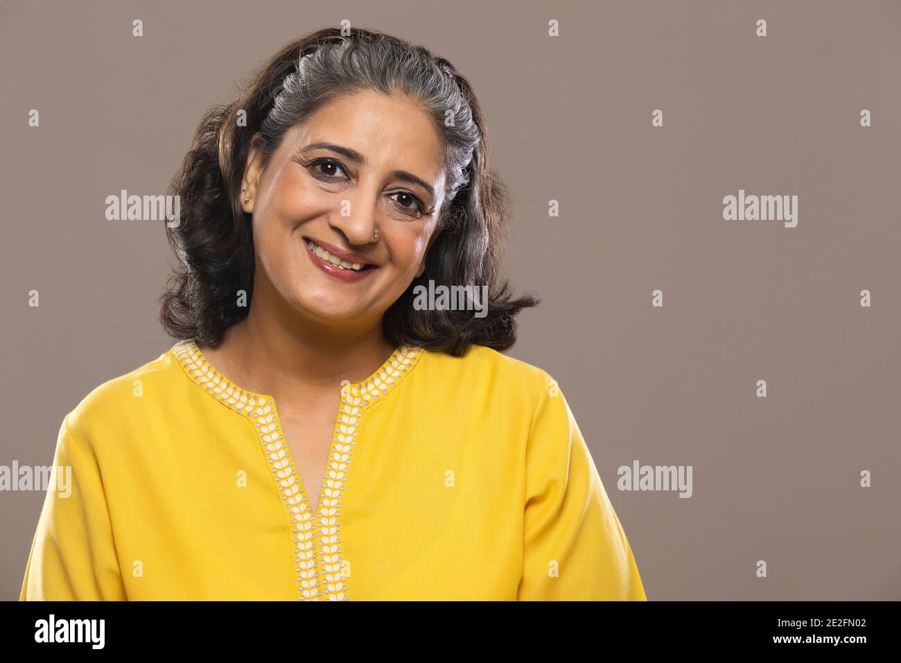 PORTRAIT D'UNE FEMME ADULTE ÂGÉE SOURIANT GAIEMENT Banque D'Images
