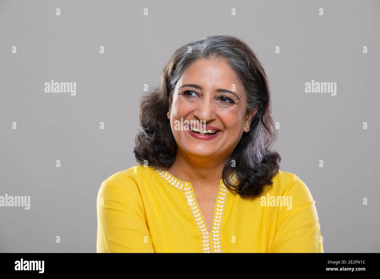 PORTRAIT D'UNE FEMME ADULTE ÂGÉE EN TRAIN DE RIRE Banque D'Images