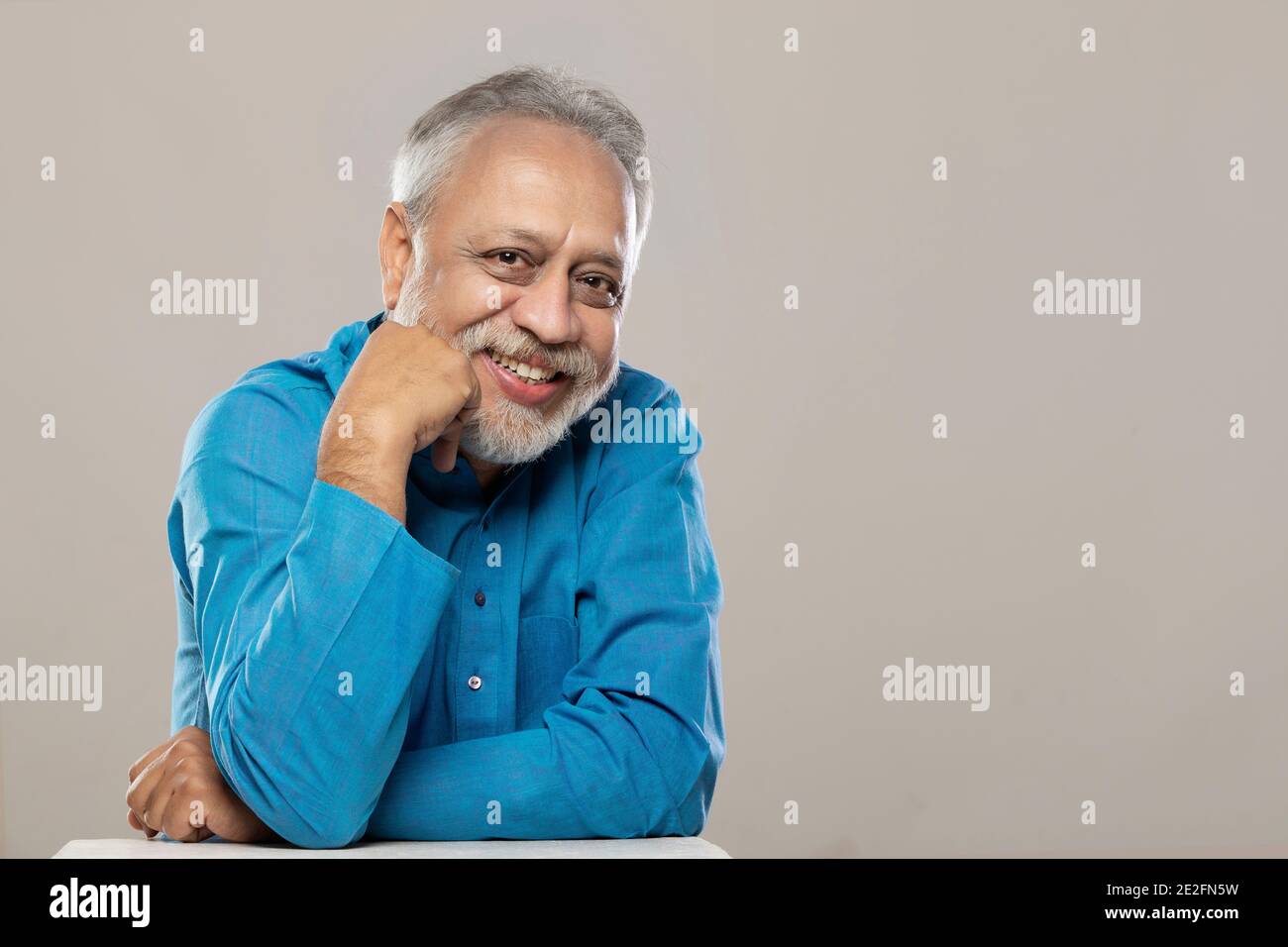 UN HOMME ADULTE QUI REGARDE L'APPAREIL PHOTO ET QUI SOURIT Banque D'Images
