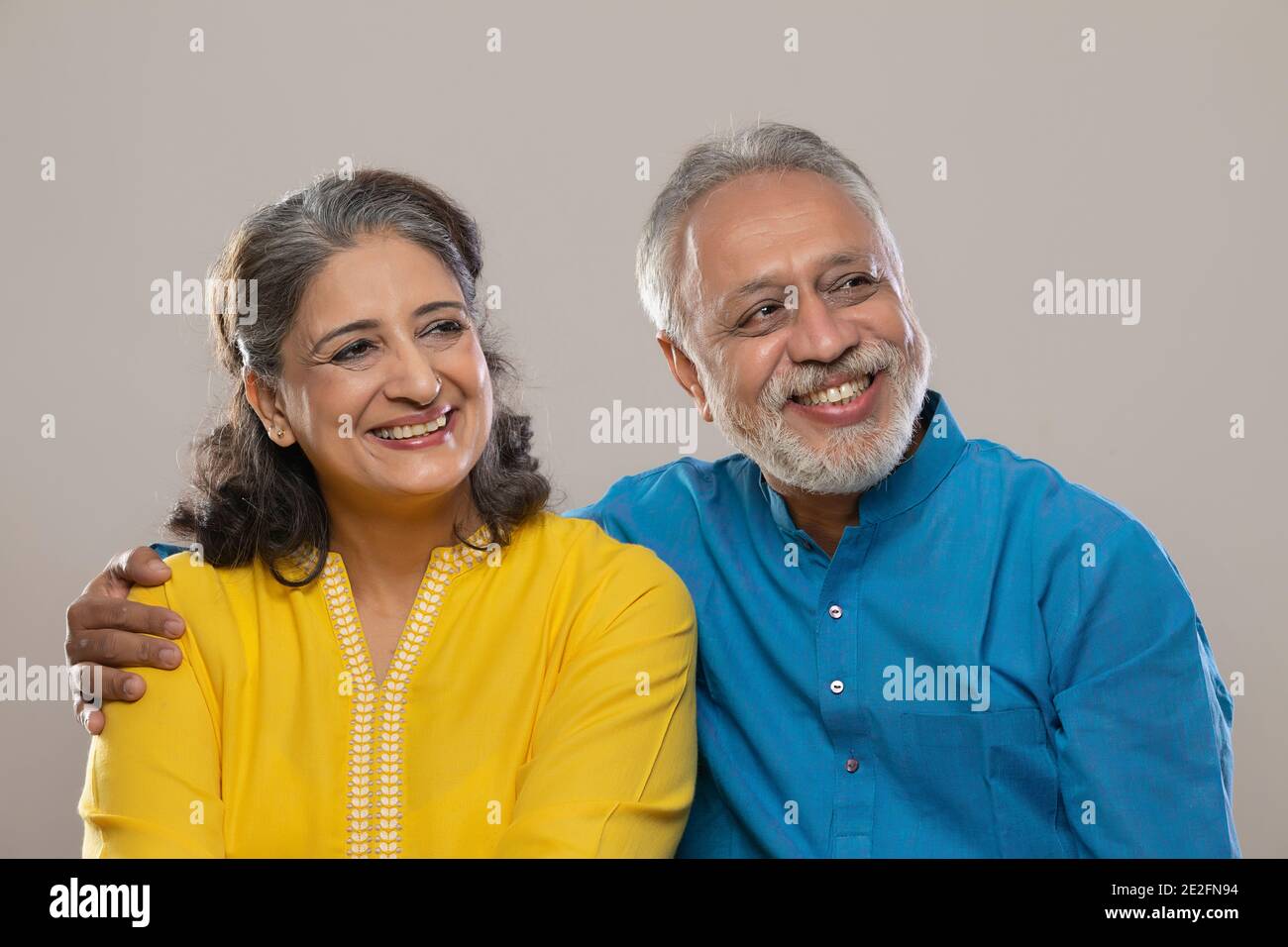 UN VIEUX COUPLE QUI REGARDE AVEC JOIE Banque D'Images