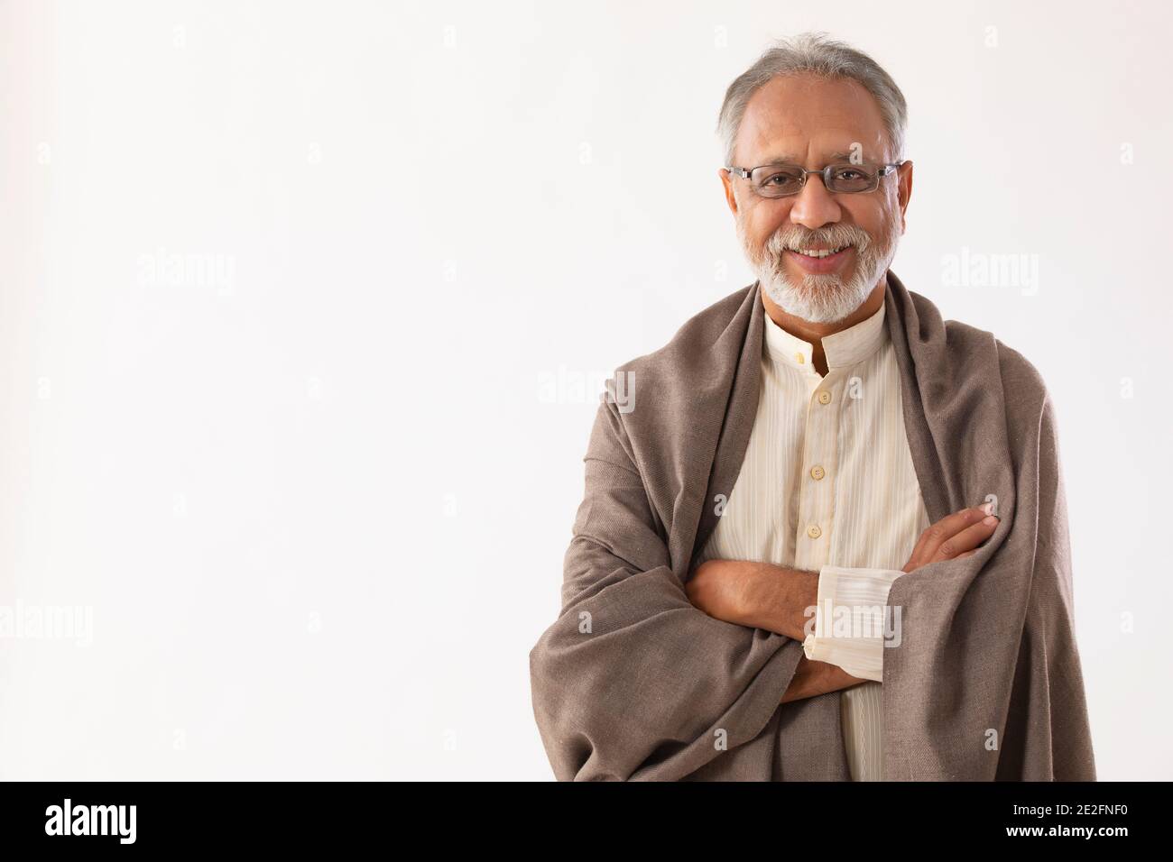 UN HOMME ADULTE SENIOR SOURIANT ET REGARDANT L'APPAREIL PHOTO Banque D'Images