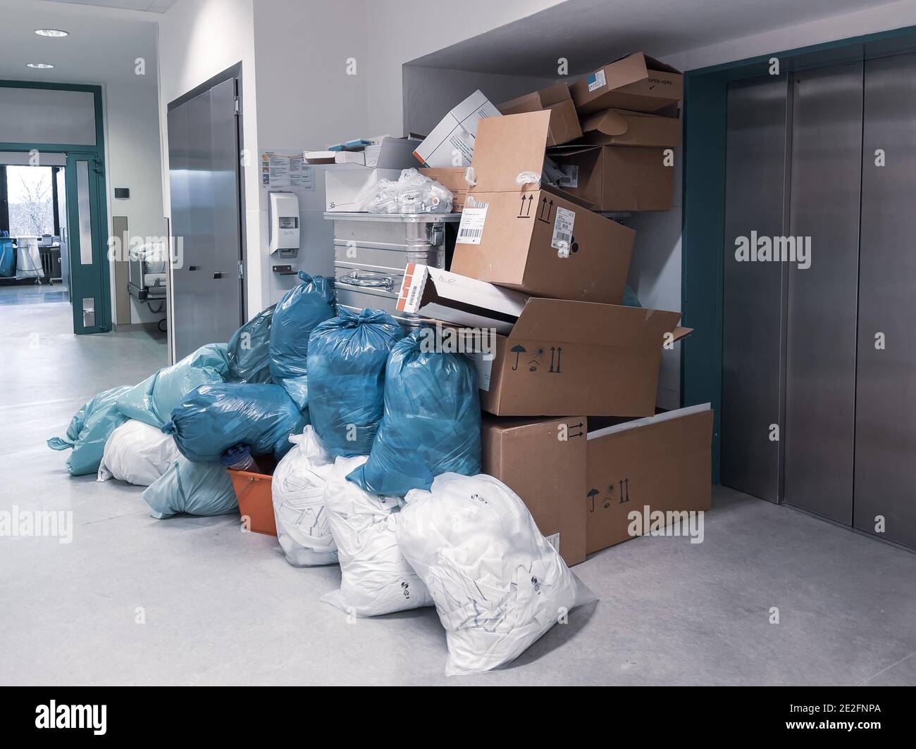 dans le coin d'un hôpital il y a beaucoup de déchets et de déchets prêts pour la collecte Banque D'Images dans le coin d'un hôpital il y a beaucoup de déchets et de déchets prêts pour la collecte Banque D'Images