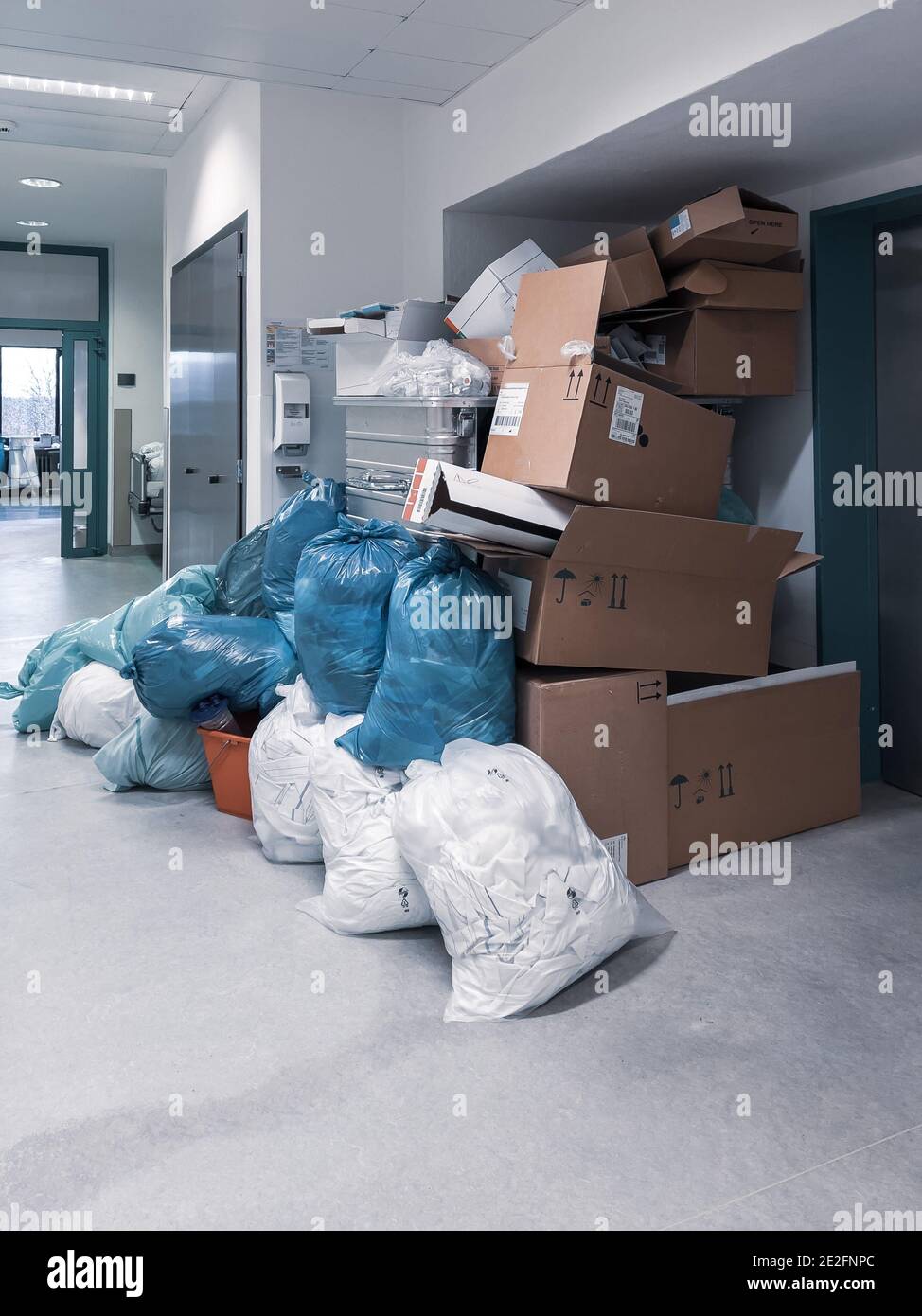 dans le coin d'un hôpital il y a beaucoup de déchets et de déchets prêts pour la collecte Banque D'Images dans le coin d'un hôpital il y a beaucoup de déchets et de déchets prêts pour la collecte Banque D'Images