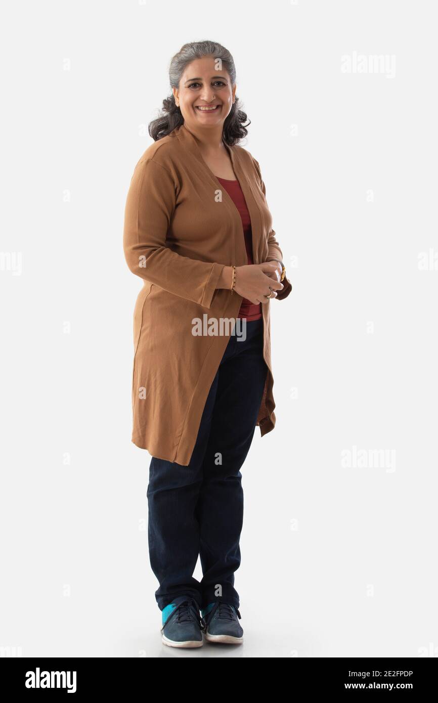 UNE VIEILLE FEMME HEUREUSE DEBOUT ET REGARDANT LA CAMÉRA Banque D'Images