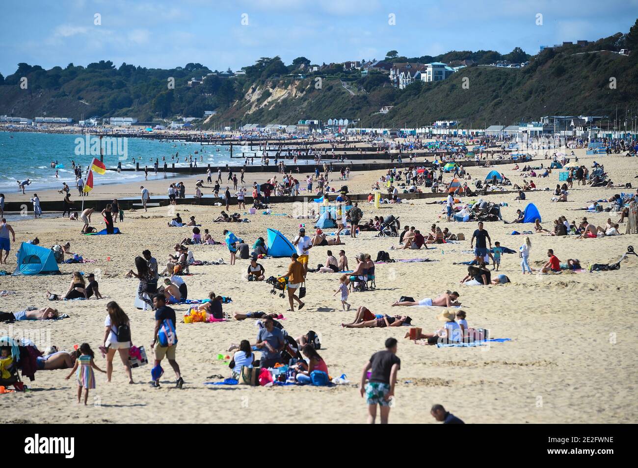 Photo du dossier datée du 13/09/20 personnes sur la plage de Bournemouth. L'année dernière a été la deuxième année la plus chaude jamais enregistrée, avec des températures mondiales près de 1,3C plus chaudes que les temps pr-industriels, ont déclaré des scientifiques britanniques. Banque D'Images