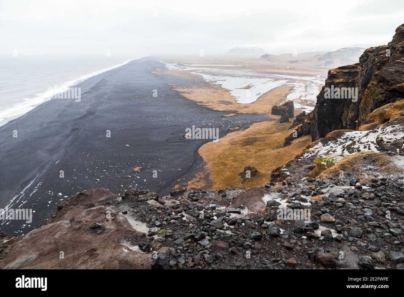 Plage de sable noir, district de Vik, Islande. Paysage côtier islandais. Côte nord de l'océan Atlantique Banque D'Images