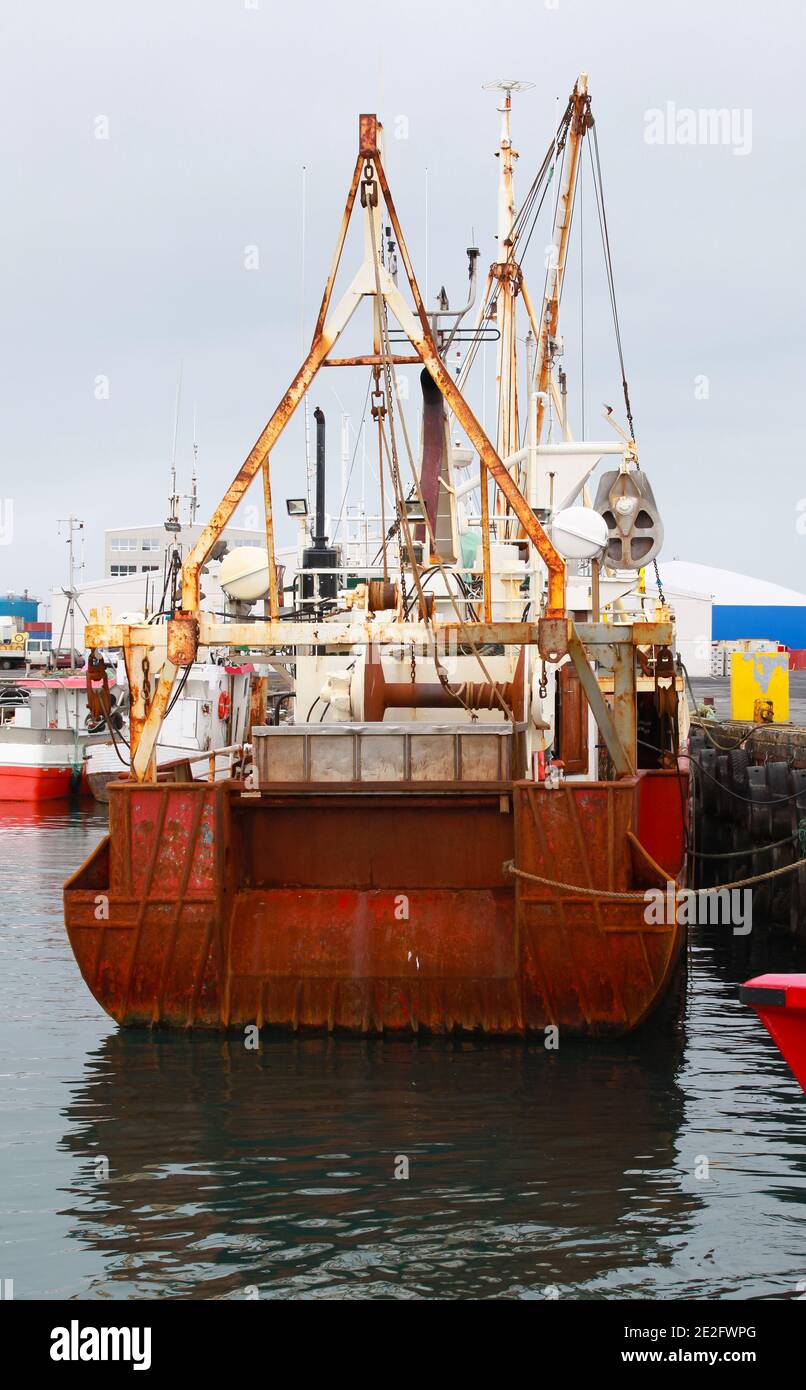 Le chalutier industriel est amarré dans le port de Reykjavik, en Islande.  Vue sur la Stern Photo Stock - Alamy