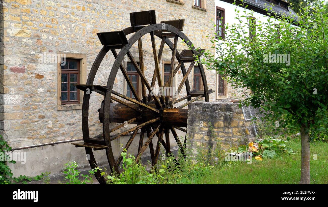 Roue du moulin en mouvement, ancien moulin à eau de Bad Sobernheim, Allemagne Banque D'Images