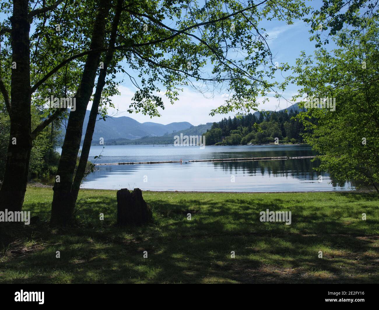 Aire de baignade à Gordon Bay, Lake Cowichan (Colombie-Britannique) en fin d'après-midi ensoleillé Banque D'Images