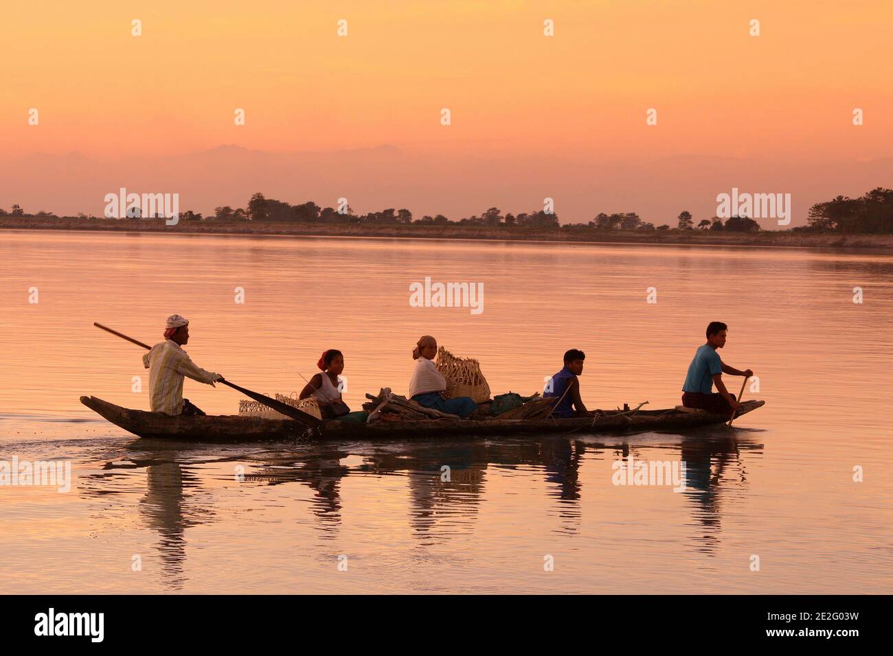 Bateau au coucher du soleil sur le fleuve Brahmaputra, Assam, Inde Banque D'Images