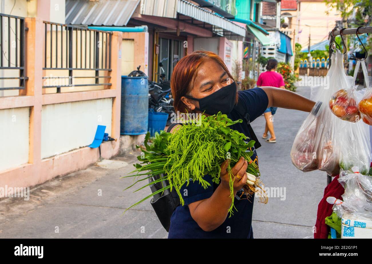 Thaïlande pendant le confinement à Covid 19 fois, tout en faisant du shopping dans une cabine de légumes dans les rues Banque D'Images