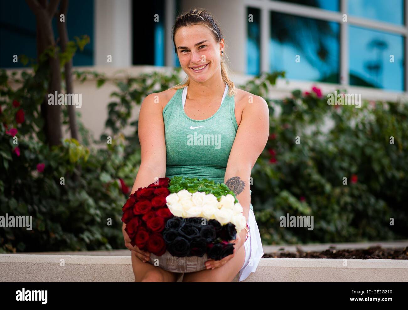 Aryna Sabalenka de Biélorussie pose avec les champions fleurs après Vainqueur de la finale des 2021 femmes WTA Abu Dhabi&#039;s. Tennis / LM Banque D'Images