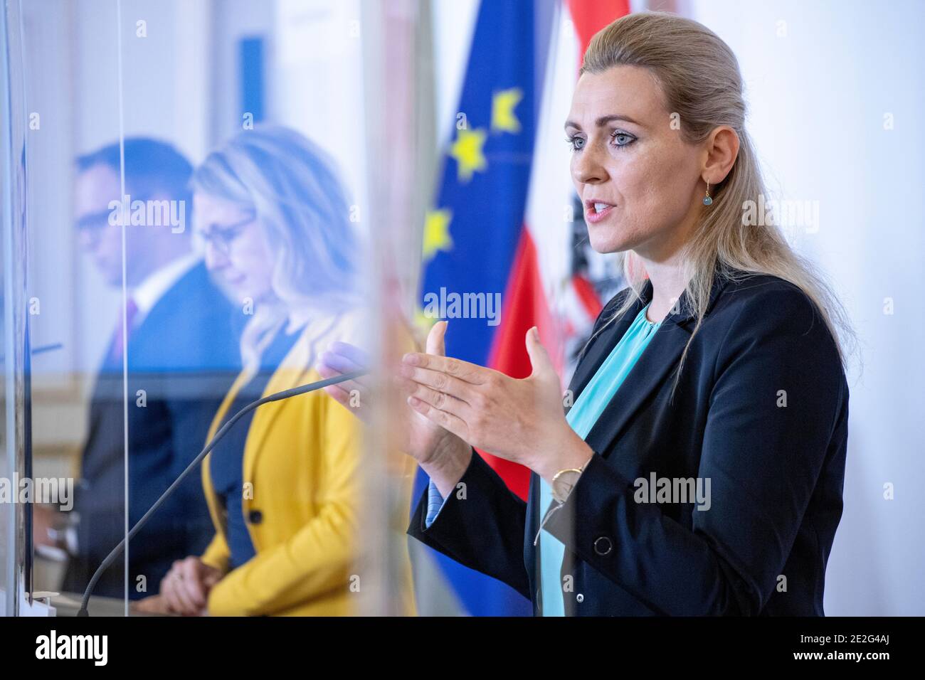 Im Bundeskanzleramt in Wien fand heute eine Pressekonferenz zum Thema ,,Aktuelles zu Standort und Beschäftigung' statt. Im Bild: Arbeitsministerin Chr Banque D'Images