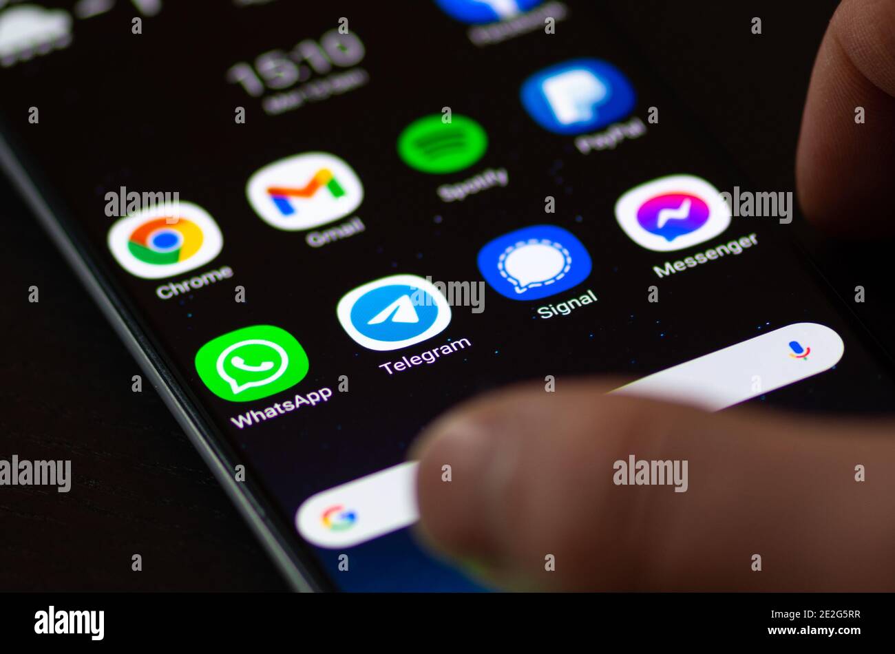 Application télégramme, affichée sur l'écran d'un smartphone avec WhatsApp, signal et Messenger Banque D'Images