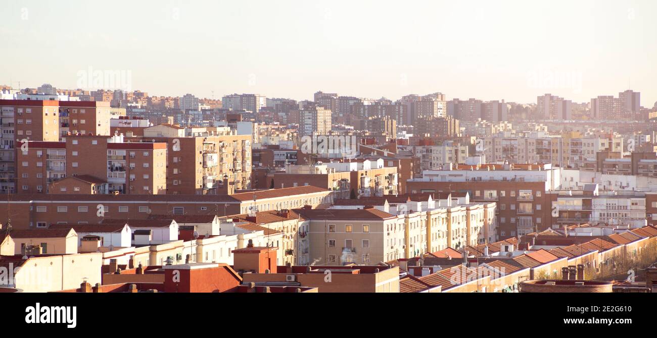 Vue panoramique sur les toits d'une ville. Madrid, Espagne. Espace pour le texte. Banque D'Images