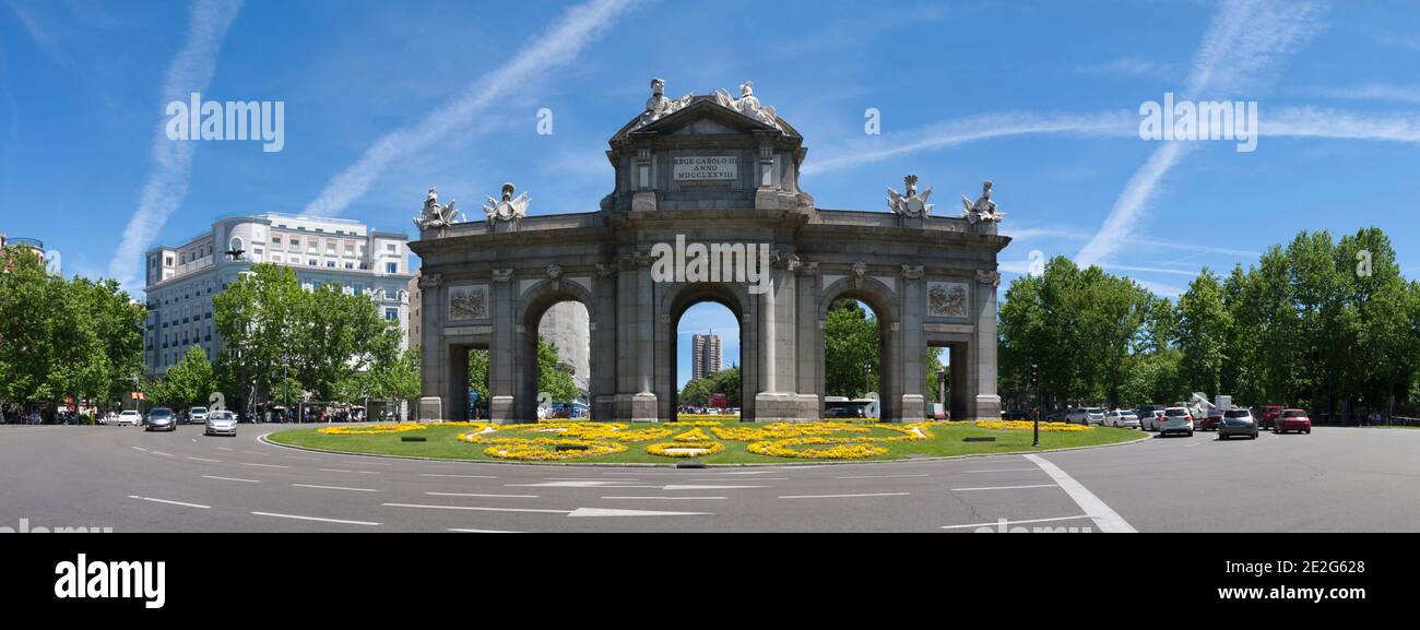 Vue panoramique sur la célèbre Puerta de Alcalá à Madrid, Espagne. Espace pour le texte. Banque D'Images