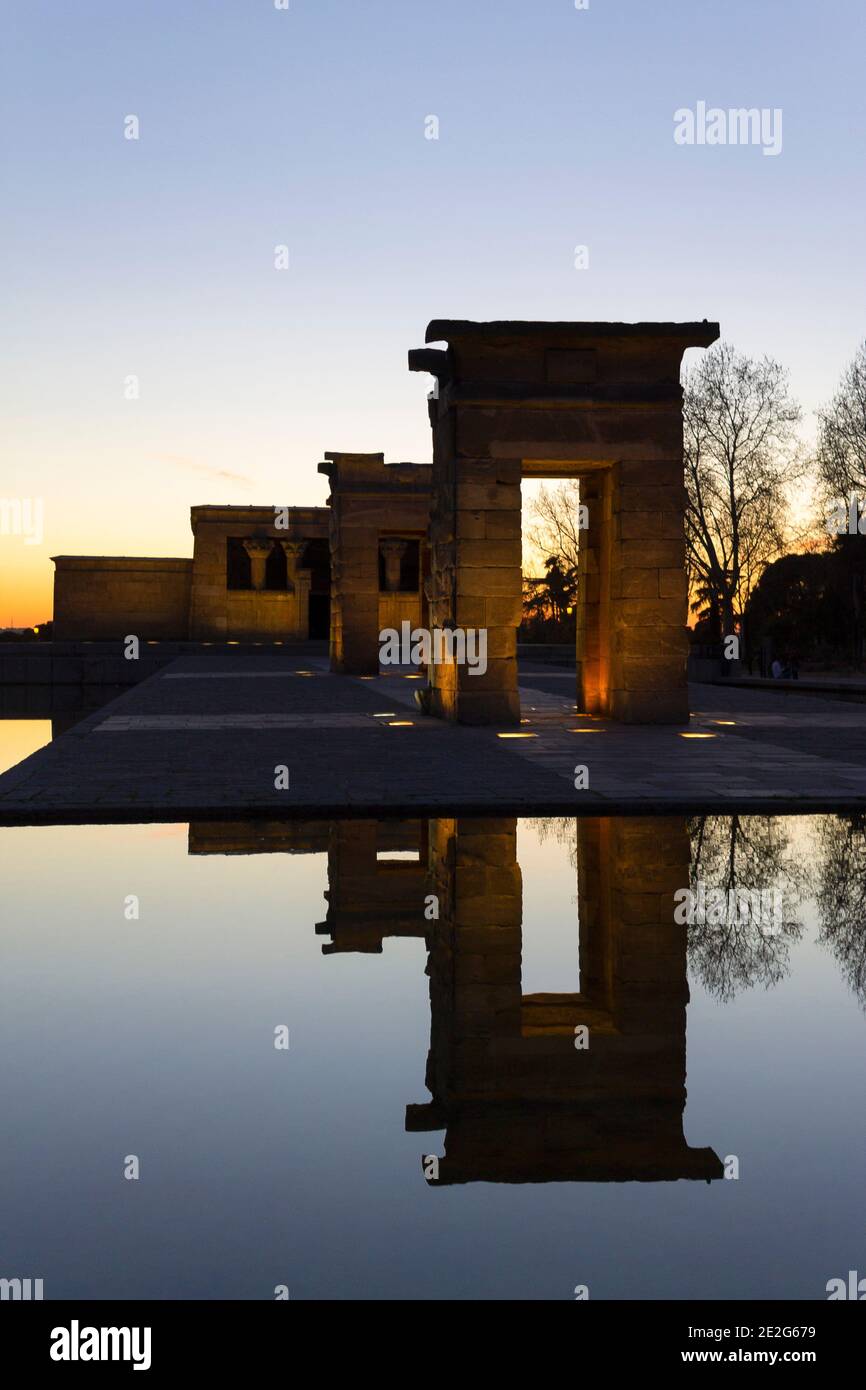 Vue verticale du temple égyptien de Debod au coucher du soleil. Monuments touristiques à Madrid, Espagne. Espace pour le texte. Banque D'Images