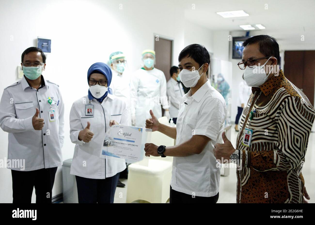 Jakarta, Indonésie. 14 janvier 2021. Le vice-ministre indonésien de la Santé Dante Saksono (2e R) présente son document de preuve de vaccination après avoir reçu le vaccin chinois Sinovac COVID-19 à l'hôpital Cipto Mangunkusumo, dans le centre-ville de Jakarta, en Indonésie, le 14 janvier 2021. L'Indonésie commence jeudi sa vaccination à grande échelle. Crédit : YE Pingfan/Xinhua/Alay Live News Banque D'Images