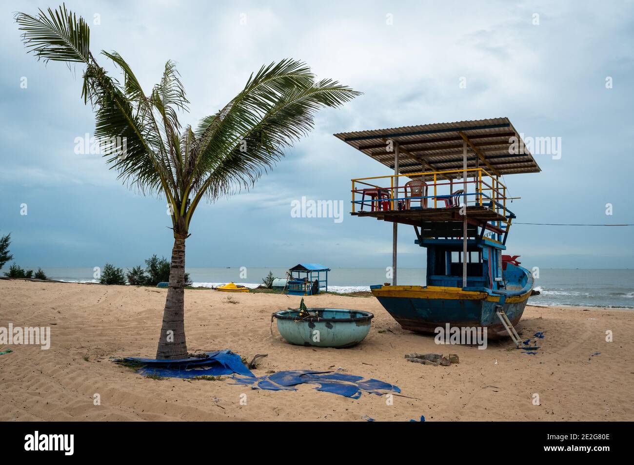 Bateaux dans le sable, Cam Binh Beach, Vietnam Banque D'Images