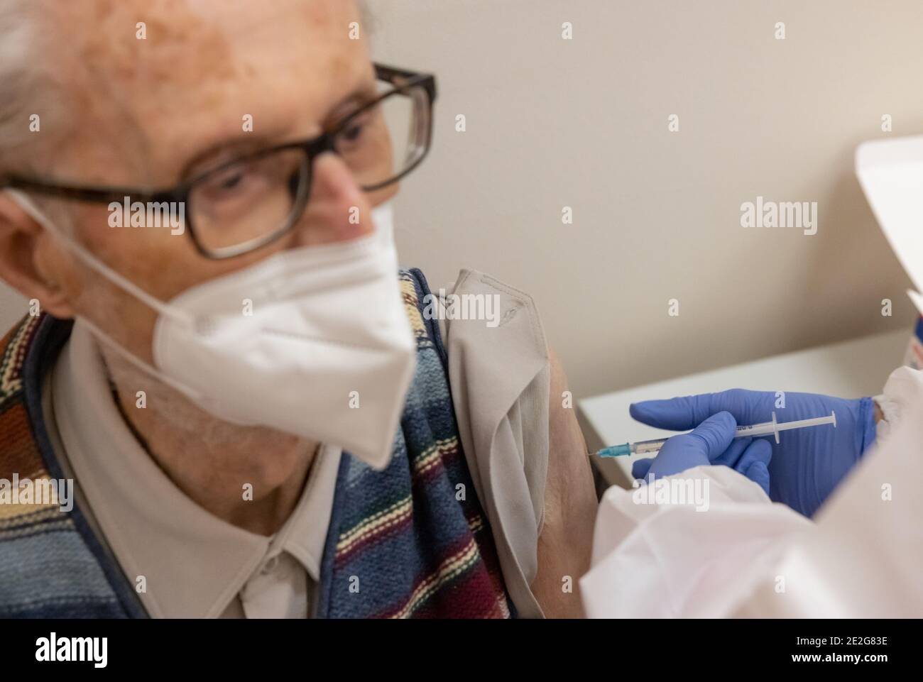 Weimar, Allemagne. 13 janvier 2021. Hans-Otto Herrmann se fait vacciner contre Corona avec le vaccin Biontech/Pfizer au centre de vaccination du centre jeunesse et culturel mon ami. Aujourd'hui, les premières pratiques de vaccination en Thuringe commencent leur travail. Au départ, seules les personnes prioritaires seront vaccinées, y compris les personnes âgées de plus de 80 ans et les employés des services de soins infirmiers et d'urgence. Credit: Michael Reichel/dpa-Zentralbild/dpa/Alay Live News Banque D'Images