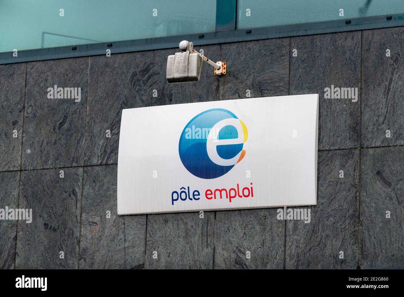 Calais, France - janvier 13,2020 : logo Pole emploi sur un bâtiment. Pole emploi est une agence gouvernementale française qui enregistre les chômeurs Banque D'Images