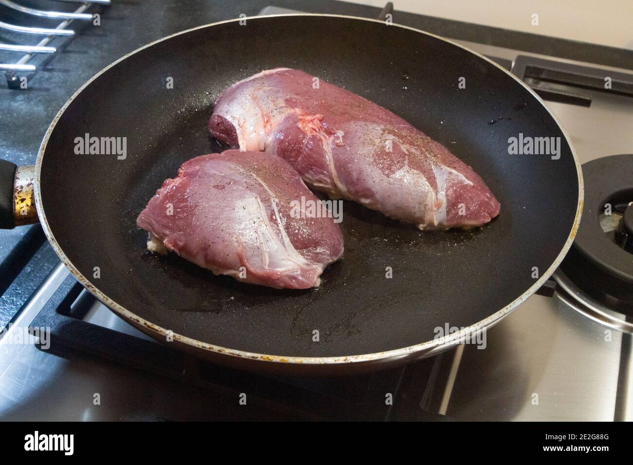 Poitrine de canard grillez au gaz dans une poêle Banque D'Images